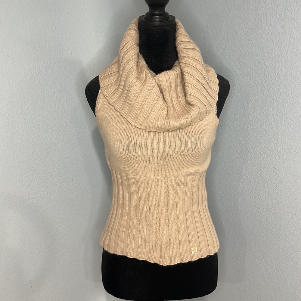 Carolina Herrera sweater vest . Cowl neck size S . Beige. Angora